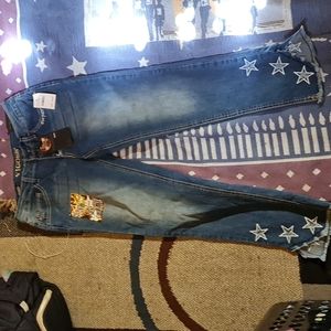 Vigoss blue jeans super cool around the pocket and starts at the bottom.